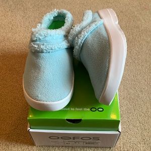 Women’s oofos recovery slides